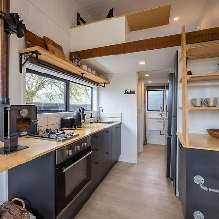 Tiny House With Mountain Views, Indoor And Outdoor Fire, Private Courtyard Garden Apartman Wanaka Kültér fotó