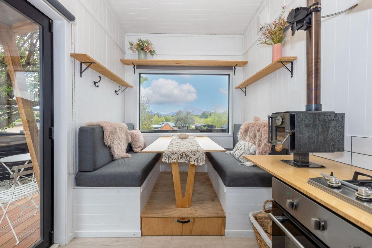 Tiny House With Mountain Views, Indoor And Outdoor Fire, Private Courtyard Garden Apartman Wanaka Kültér fotó