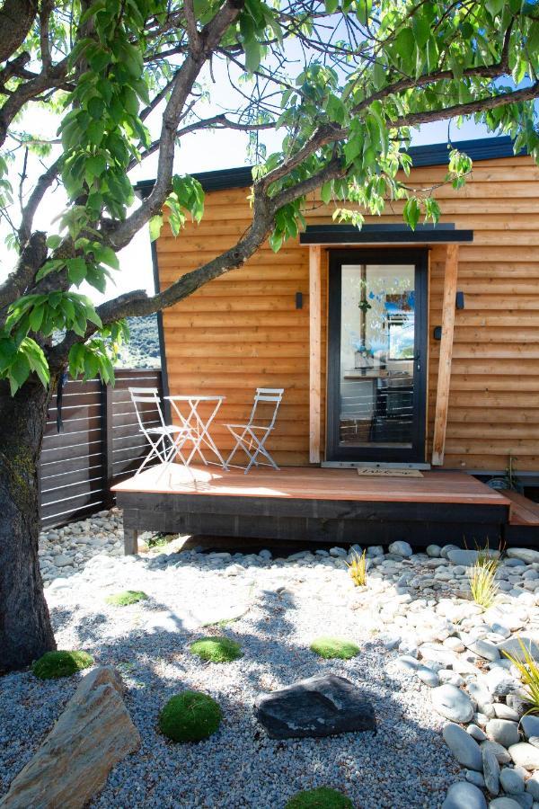Tiny House With Mountain Views, Indoor And Outdoor Fire, Private Courtyard Garden Apartman Wanaka Kültér fotó