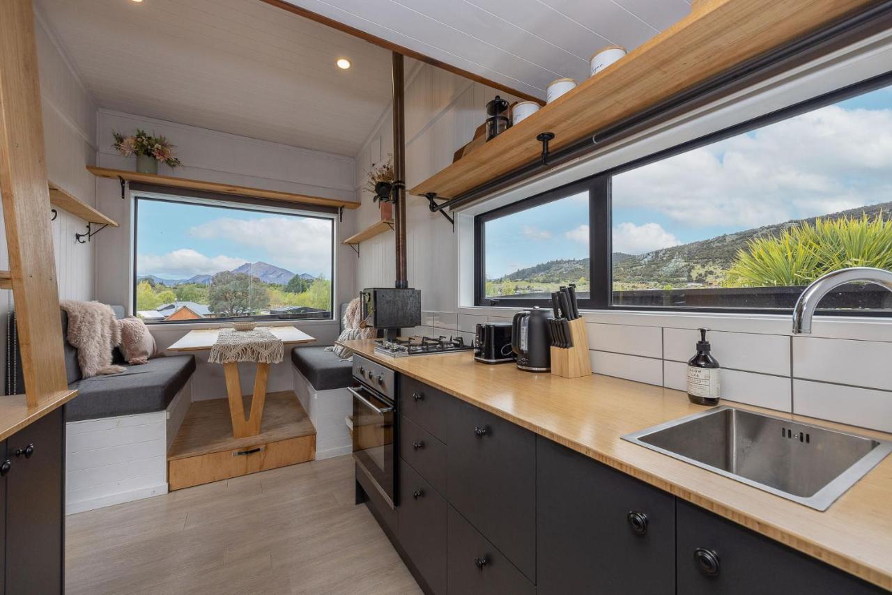 Tiny House With Mountain Views, Indoor And Outdoor Fire, Private Courtyard Garden Apartman Wanaka Kültér fotó