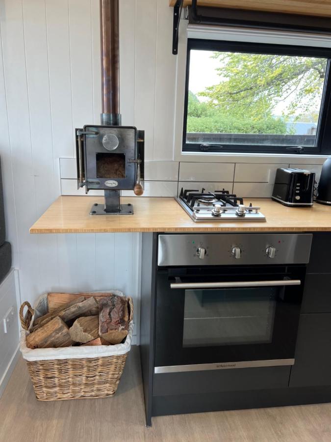 Tiny House With Mountain Views, Indoor And Outdoor Fire, Private Courtyard Garden Apartman Wanaka Kültér fotó