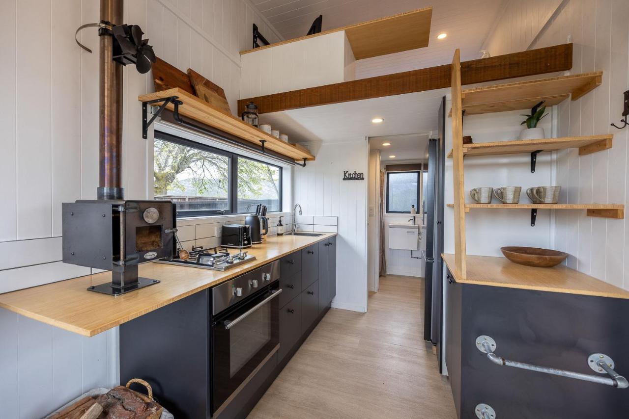 Tiny House With Mountain Views, Indoor And Outdoor Fire, Private Courtyard Garden Apartman Wanaka Kültér fotó