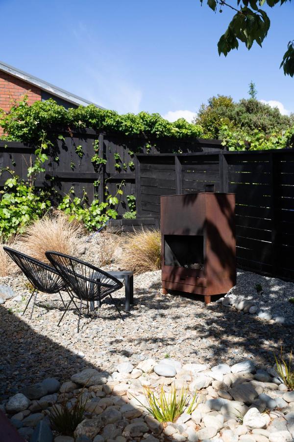 Tiny House With Mountain Views, Indoor And Outdoor Fire, Private Courtyard Garden Apartman Wanaka Kültér fotó