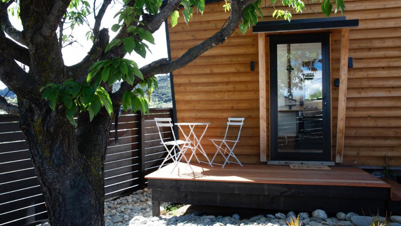 Tiny House With Mountain Views, Indoor And Outdoor Fire, Private Courtyard Garden Apartman Wanaka Kültér fotó