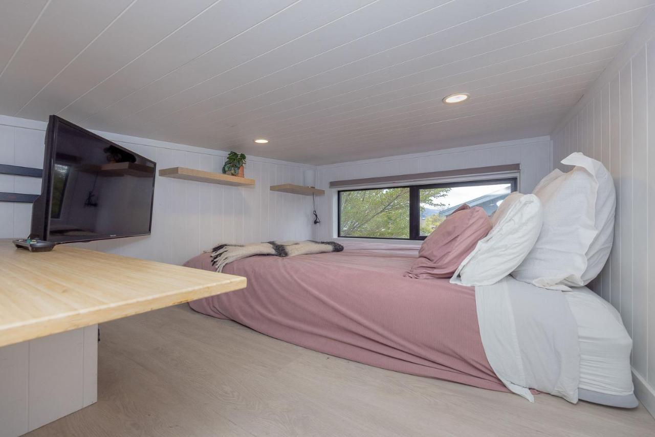 Tiny House With Mountain Views, Indoor And Outdoor Fire, Private Courtyard Garden Apartman Wanaka Kültér fotó