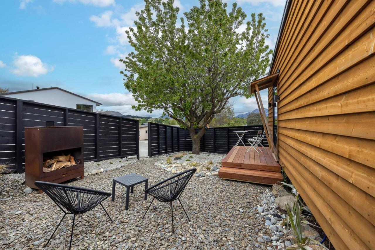 Tiny House With Mountain Views, Indoor And Outdoor Fire, Private Courtyard Garden Apartman Wanaka Kültér fotó